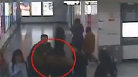 成都女子带手枪5发子弹古装写真乘地铁 安检员这流动机警