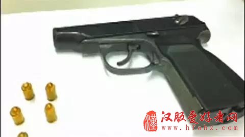 成都女子带手枪5发子弹汉服喜好者乘地铁 安检员这流动机警