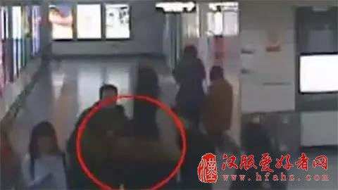 成都女子带手枪5发子弹汉服喜好者乘地铁 安检员这流动机警