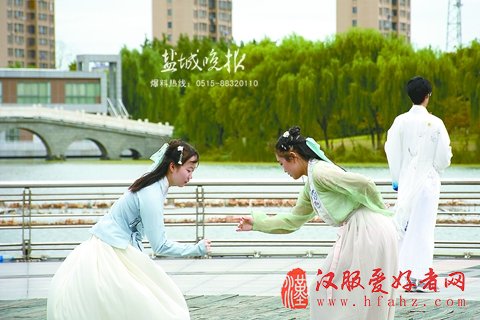 七夕节回归传统 盐城50余名“同袍”着汉服乞巧