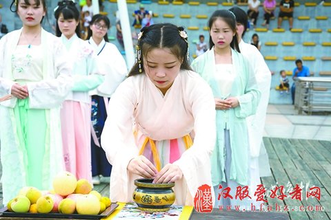 七夕节回归传统 盐城50余名“同袍”着汉服乞巧