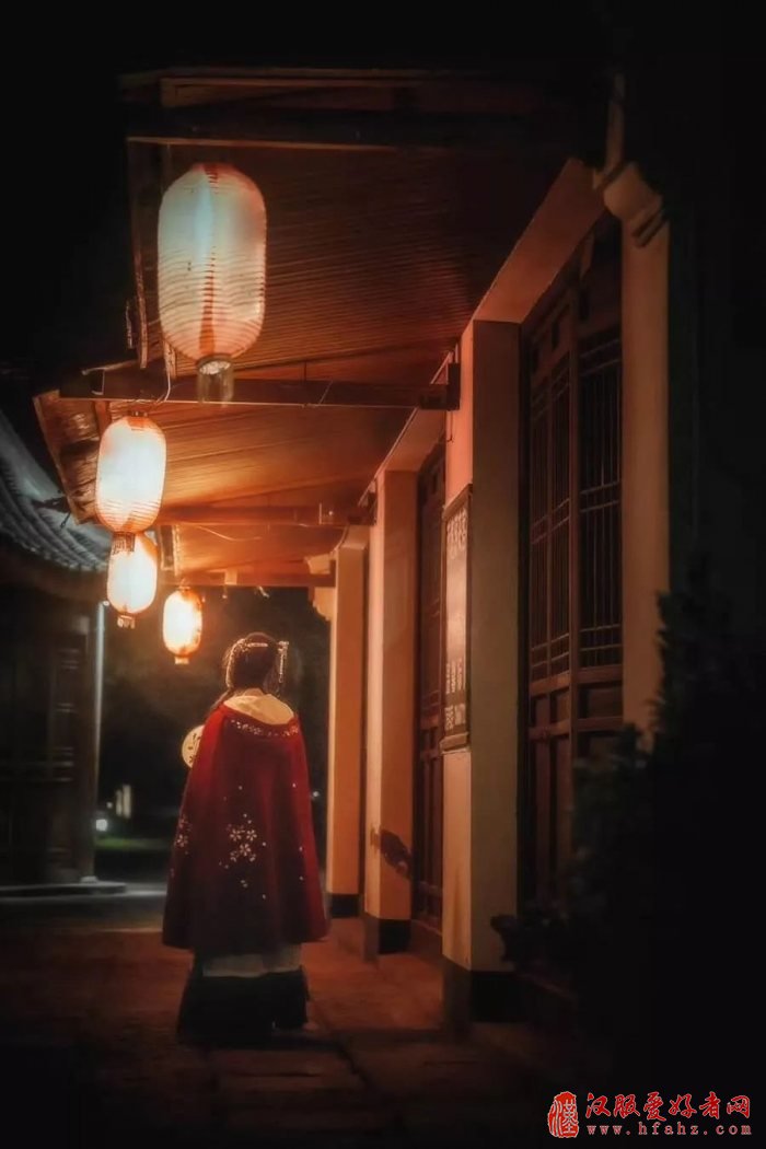 长安月下
一壶清酒
一束桃花
