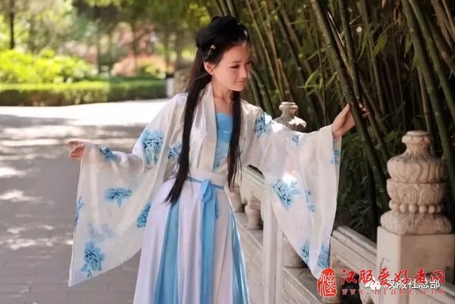 中国,服饰华采之美为华,
疆界广阔道德兴盛为夏。
华夏之美,源远流长;
礼仪之邦,衣冠上国。
