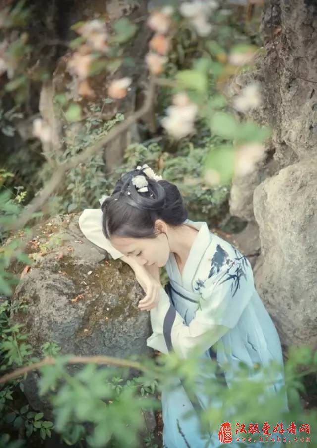 花自飘零水自流,
一种相思,两处闲愁。