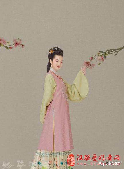 劝君莫惜金缕衣,劝君惜取少年时。
花开堪折直须折,莫待无花空折枝。