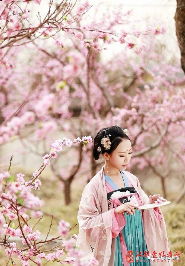 汉服,
是中国女人最美的衣服。
在漫长的几千年时间里,
汉服承载的不仅是一种生活美学,
更是无数中国人生活方式的延续。
