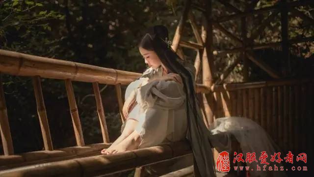 曾经沧海难为水,
除却巫山不是云。