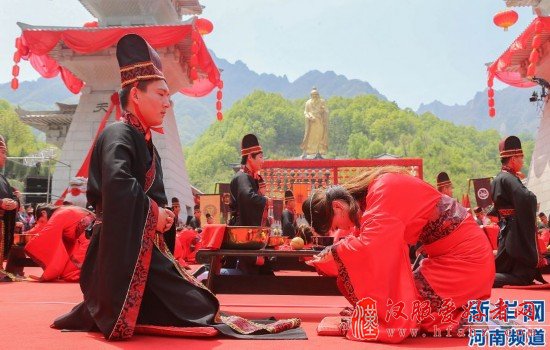 中国·洛阳首届汉服集体婚礼在老君山举行