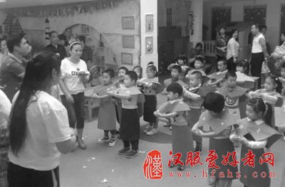 小朋友们行拜师礼