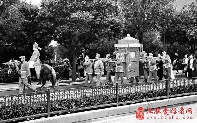 西安街头现传统中式婚礼 骑马坐轿引路人驻足