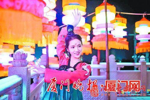 厦门千年古刹梅山寺现古装美女 点亮3000盏花灯