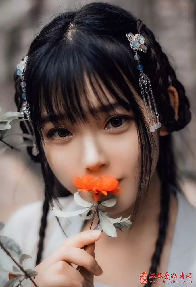 或许,那些沉寂于岁月的东西,总是最美的。那些止于唇齿的爱,总是最温柔的。一些来不及正式道别的人,总是最想念。就那样,飘摇、动荡,留在了永恒记忆的那座沙城里。