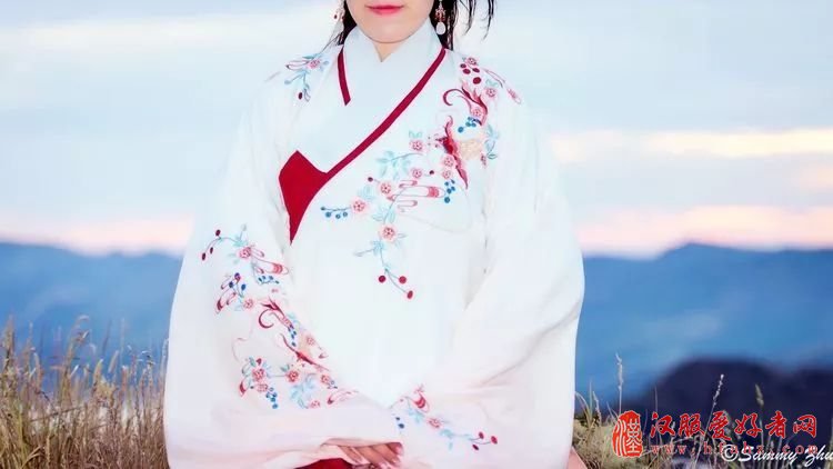  且听我说，如何区别汉服和影楼装