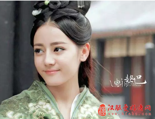 热巴赵丽颖古装发型四连撞 你更喜欢谁的造型？