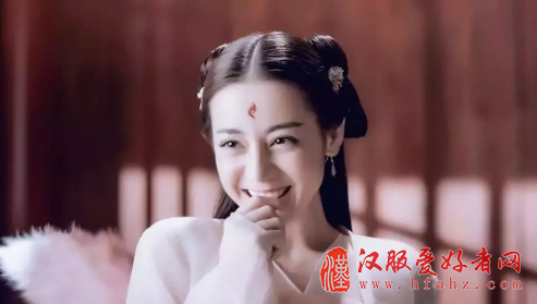 热巴赵丽颖古装发型四连撞 你更喜欢谁的造型？