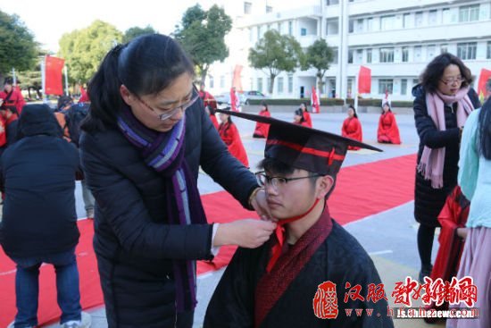 盐城一高校上演汉服成人礼活动 传承优秀传统文化