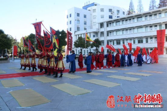 盐城一高校上演汉服成人礼活动 传承优秀传统文化