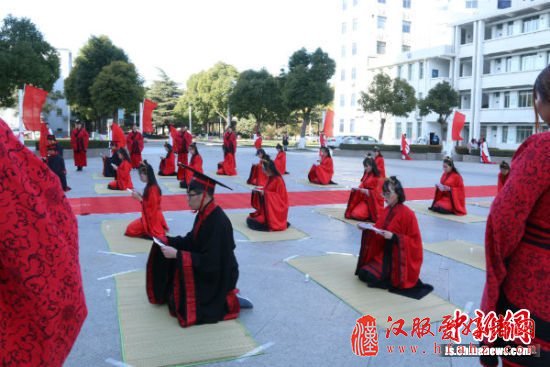 盐城一高校上演汉服成人礼活动 传承优秀传统文化
