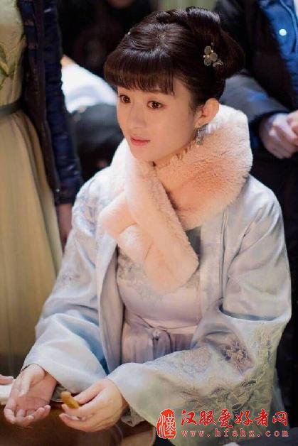 赵丽颖古装造型齐刘海低头浅笑嘟嘴卖萌 嫩出新