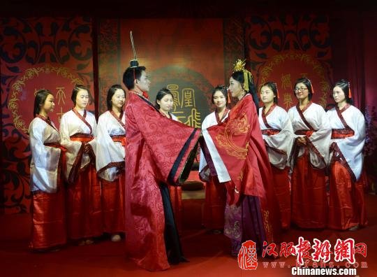 汉服婚礼以其独特的文化韵味吸引更多新人。　艾世民　摄