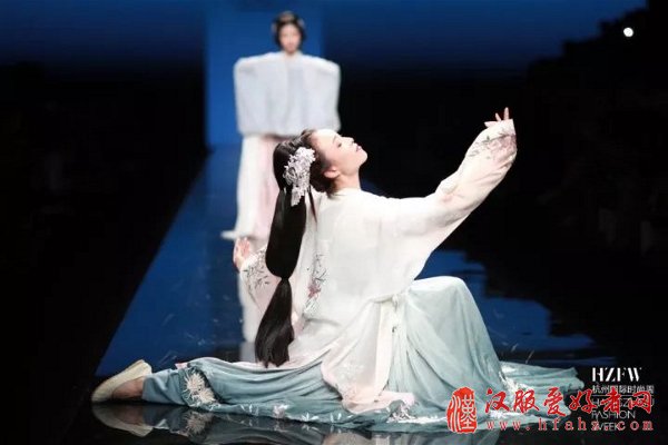国风时装秀” 在杭州国际时尚周上将中国风进行