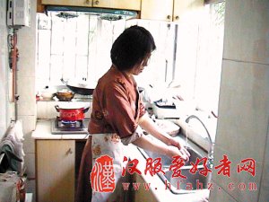 深圳一家人热迷汉服 仿周礼结婚穿汉服拜年(图)