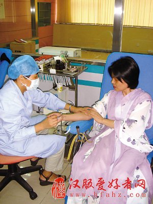 深圳一家人热迷汉服 仿周礼结婚穿汉服拜年(图)