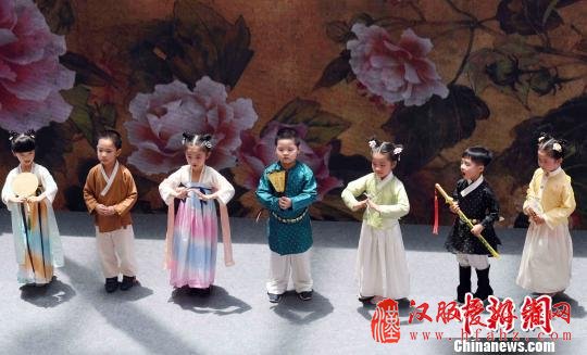 “汉礼之韵”儿童汉服秀亮相海上丝绸之路汉服
