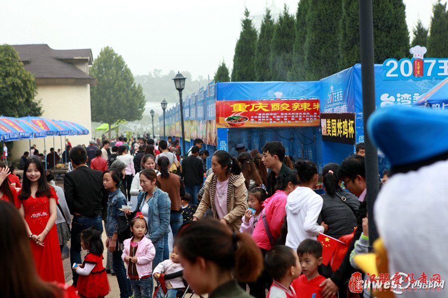 西安世博园汉服少年诵读经典 狂欢开启“我们的