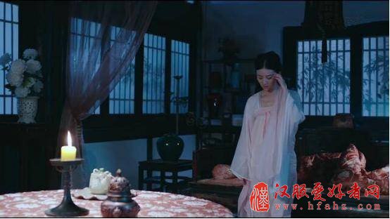 杨幂袁姗姗古装睡衣都挺美，而景甜的剧组把钱