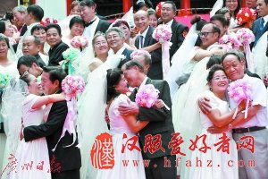 东莞大朗镇17对新人举行了隆重的中式婚礼 现场