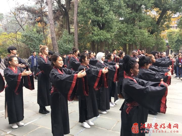 外国学子着汉服拜鲁班 开化根艺走上“一带一路”