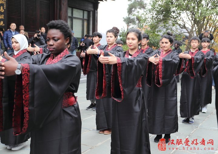 外国学子着汉服拜鲁班 开化根艺走上“一带一路”