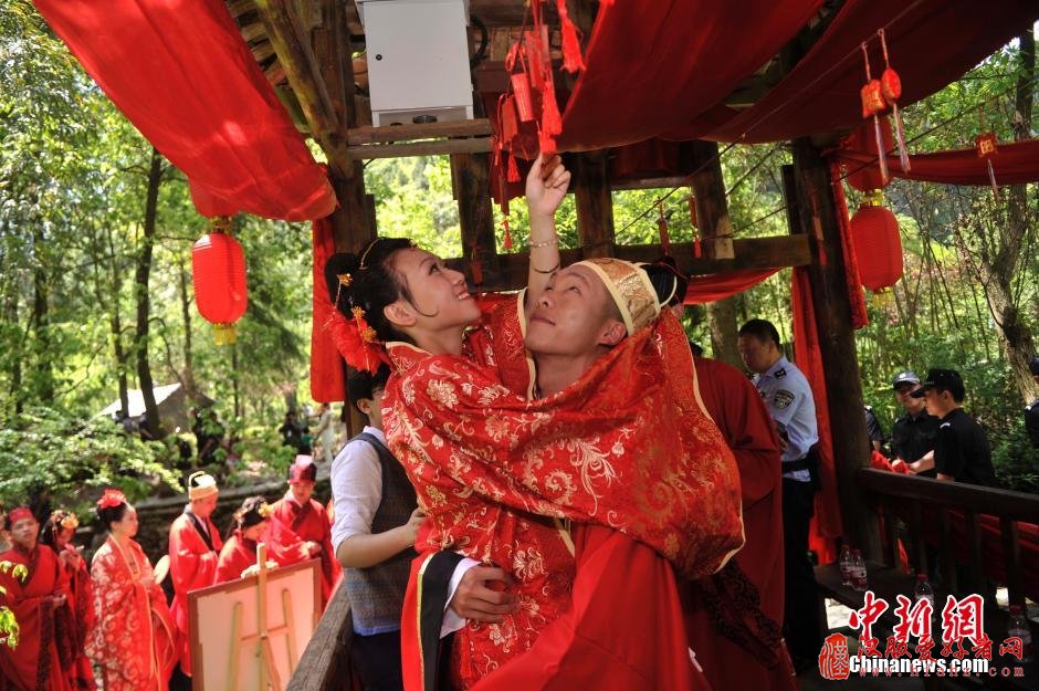  重庆举行传统集体婚典 外籍新人着汉服共许百年之约