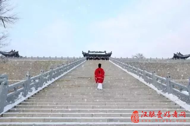  汉服的三个主要特征：交领右衽、无扣结缨、褒衣大袖