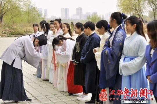 4月9日，兰州黄河岸边，一群青年身着汉服，学习讨论有关汉服以及千年传统文化习俗的相关知识。　徐杉 摄