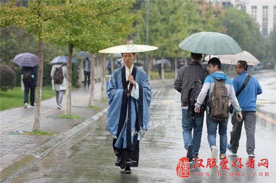 大二男生一年300多天穿汉服 通茶道器乐还作词