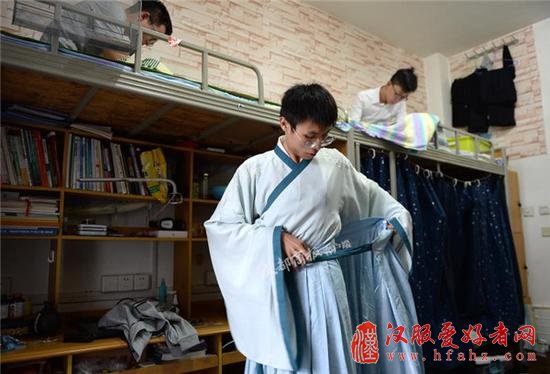 大二男生一年300多天穿汉服 通茶道器乐还作词