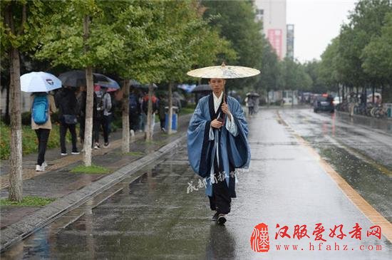 大二男生一年300多天穿汉服 通茶道器乐还作词