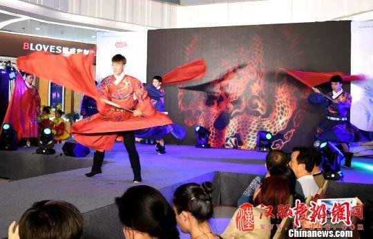 一曲汉舞表演《烽火战旗》正式拉开了汉服文化节的序幕。　记者刘可耕 摄