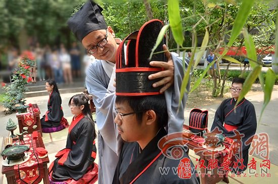  汉服社成人礼走进西大 大学女生结髻插簪