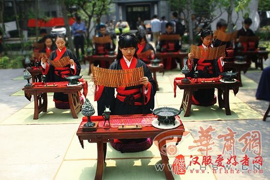  汉服社成人礼走进西大 大学女生结髻插簪