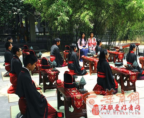 汉服社成人礼走进西大 大学女生结髻插簪