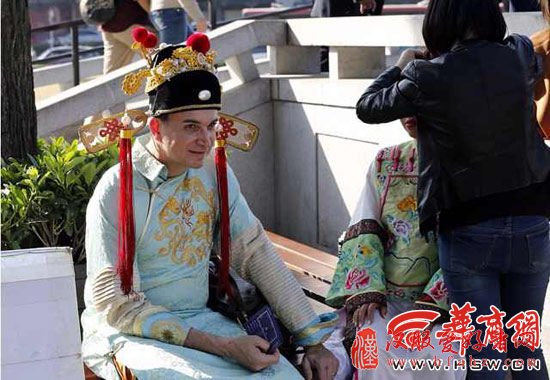 新西兰帅哥西安城墙下拍摄古装写真留纪念