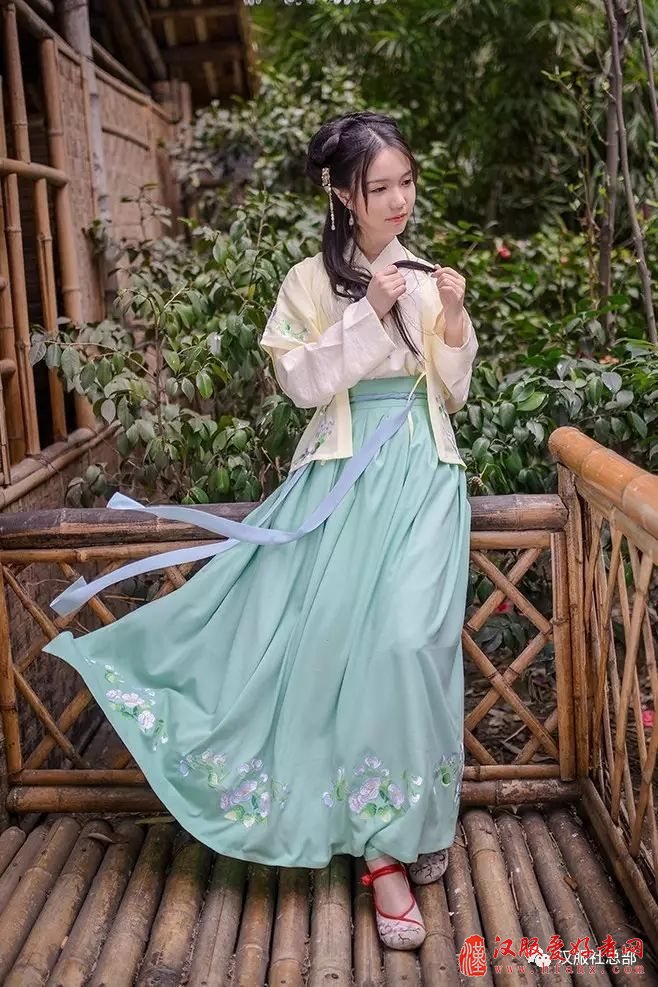 皎若太阳升朝霞,灼若芙渠出鸿波。