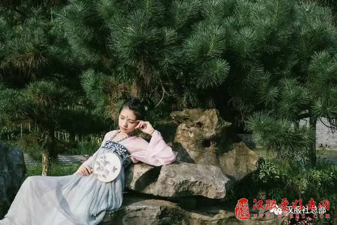 藐姑射之山,有神人居焉。
肌肤若冰雪,淖约若处子;
不食五谷,吸风饮露;
乘云气,御飞龙,而游乎四海之外;
其神凝,使物不疵疠而年谷熟。