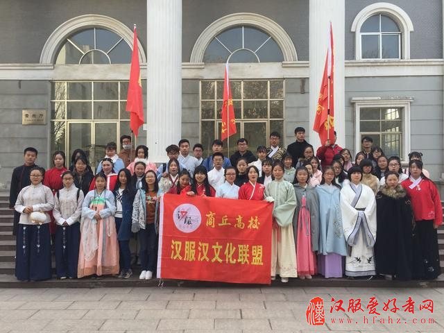 商丘街头百人汉服出行 路人纷纷驻足拍照
