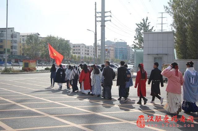 商丘街头百人汉服出行 路人纷纷驻足拍照