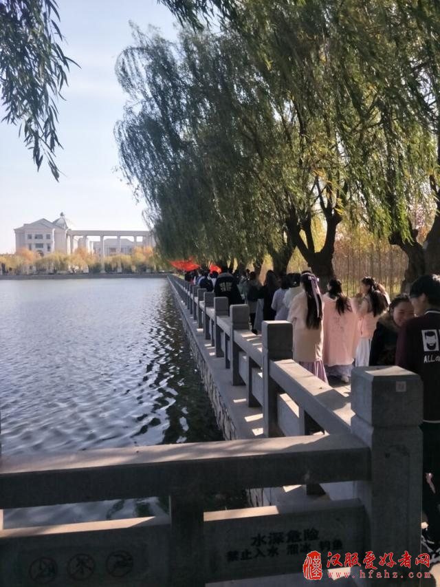 商丘街头百人汉服出行 路人纷纷驻足拍照