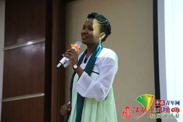 着汉服 讲诗词 青岛一高校留学生高呼“我爱你，中国”